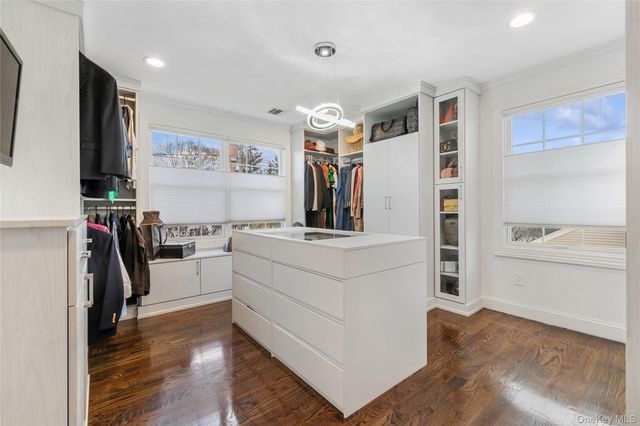 5 Vernon Street, Plainview, NY 11803