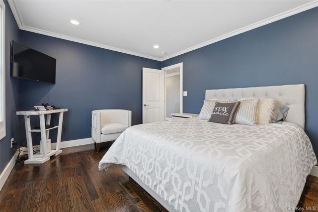 5 Vernon Street, Plainview, NY 11803