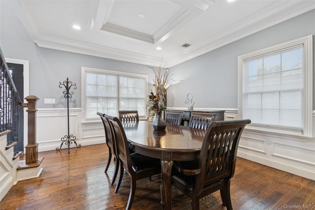 5 Vernon Street, Plainview, NY 11803