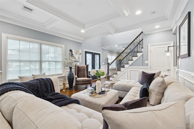 5 Vernon Street, Plainview, NY 11803