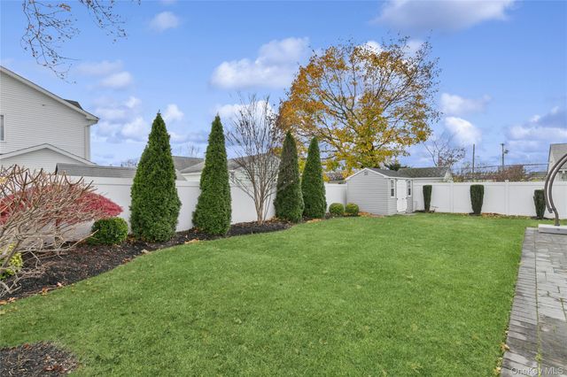 5 Vernon Street, Plainview, NY 11803