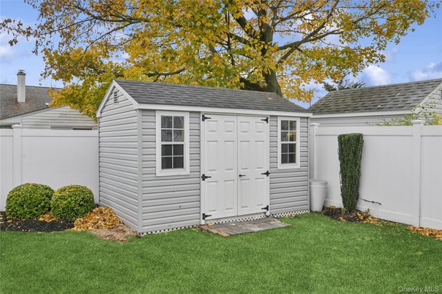 5 Vernon Street, Plainview, NY 11803