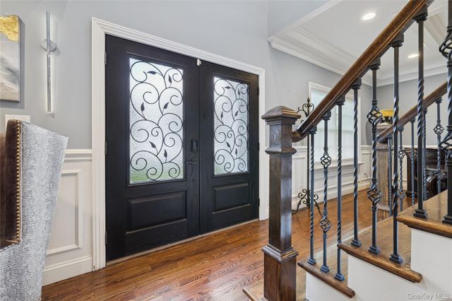 5 Vernon Street, Plainview, NY 11803