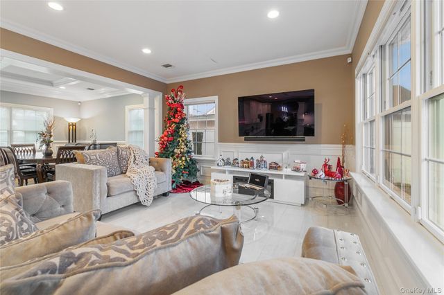 5 Vernon Street, Plainview, NY 11803