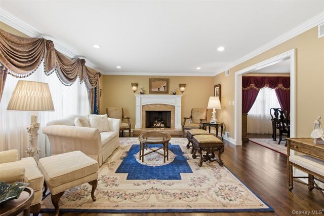 2 Knoll Lane, Glen Head, NY 11545