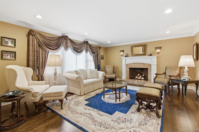 2 Knoll Lane, Glen Head, NY 11545