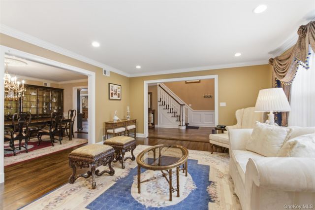 2 Knoll Lane, Glen Head, NY 11545