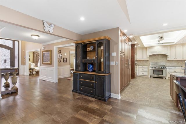 2 Knoll Lane, Glen Head, NY 11545