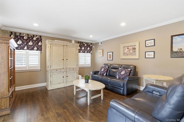 2 Knoll Lane, Glen Head, NY 11545