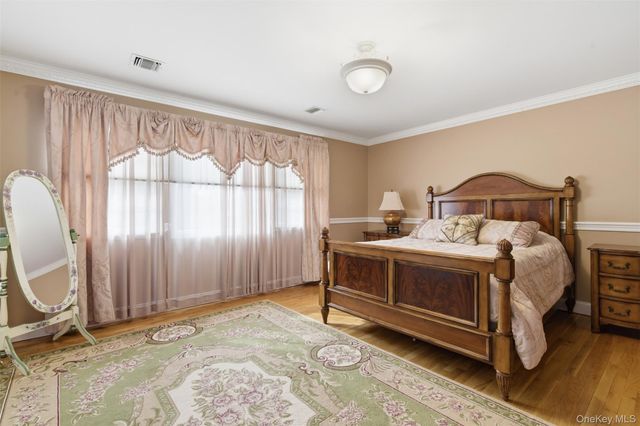 2 Knoll Lane, Glen Head, NY 11545