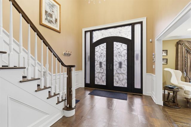 2 Knoll Lane, Glen Head, NY 11545