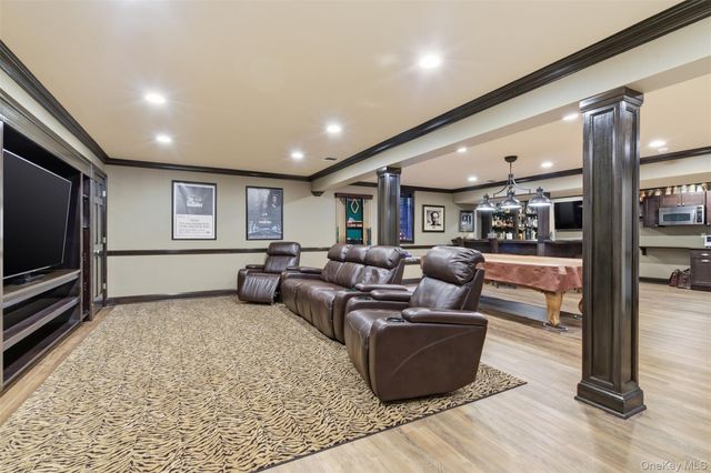 2 Knoll Lane, Glen Head, NY 11545