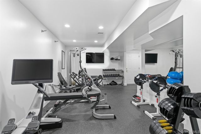 2 Knoll Lane, Glen Head, NY 11545