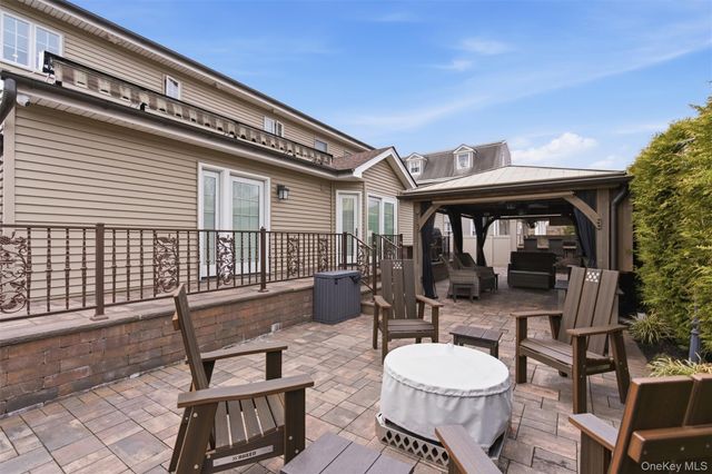 2 Knoll Lane, Glen Head, NY 11545