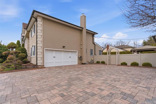 2 Knoll Lane, Glen Head, NY 11545