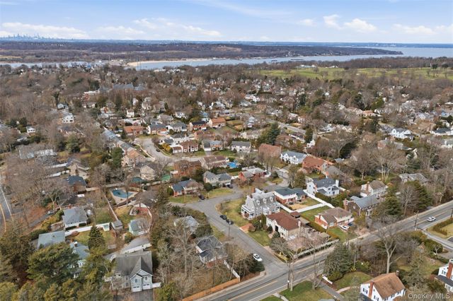 2 Knoll Lane, Glen Head, NY 11545