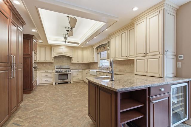 2 Knoll Lane, Glen Head, NY 11545