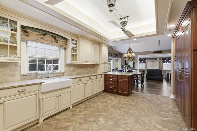 2 Knoll Lane, Glen Head, NY 11545