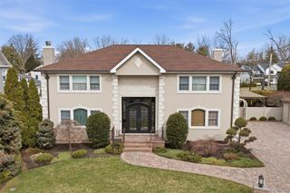 2 Knoll Lane, Glen Head, NY 11545