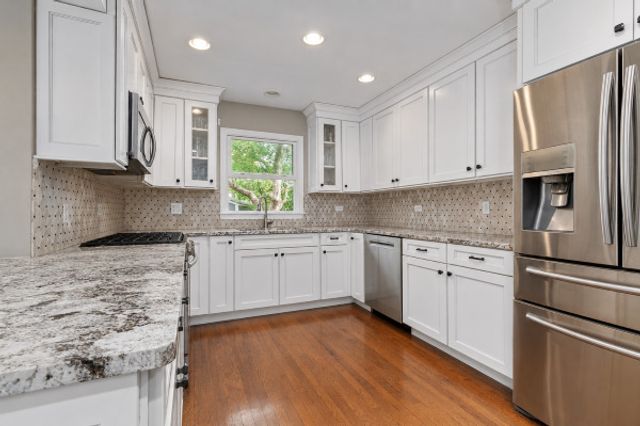 1305 Dancer Court, Libertyville, IL 60048