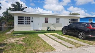 2457 NW 35th St B, Miami, FL 33142