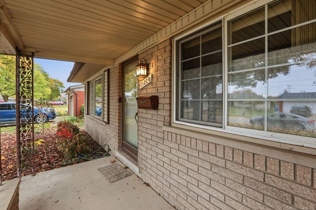 11220 Canterbury Drive, Warren, MI 48093