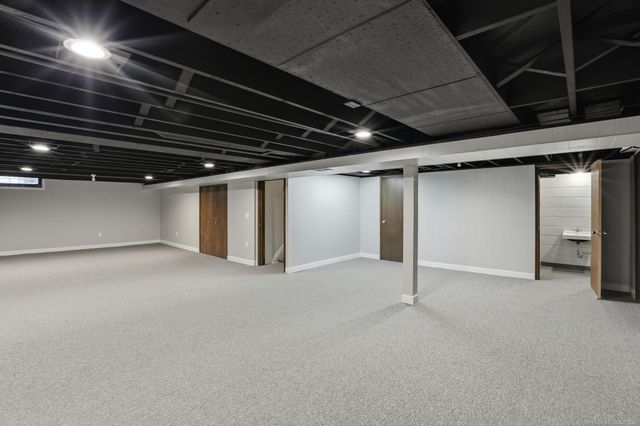 11220 Canterbury Drive, Warren, MI 48093