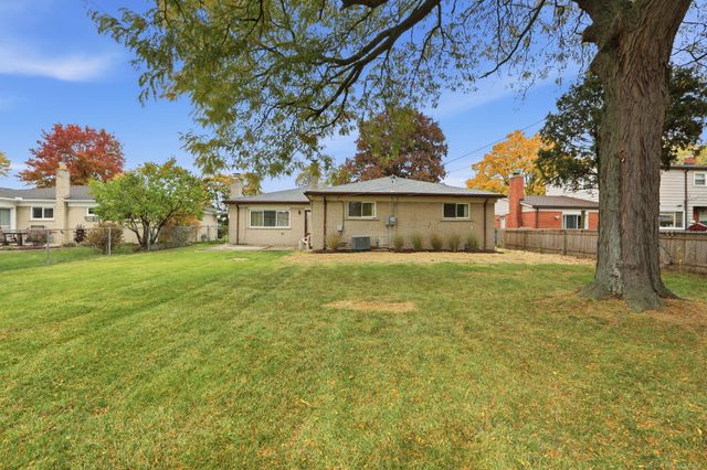 11220 Canterbury Drive, Warren, MI 48093