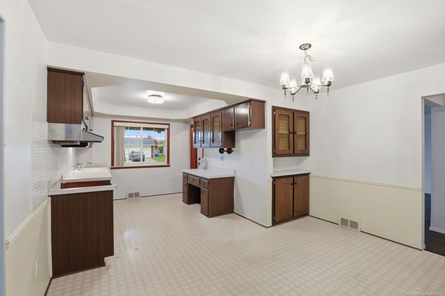 11220 Canterbury Drive, Warren, MI 48093