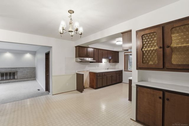 11220 Canterbury Drive, Warren, MI 48093