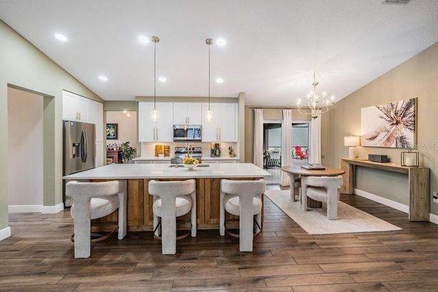 106 1ST AVENUE NE, Lutz, FL 33549