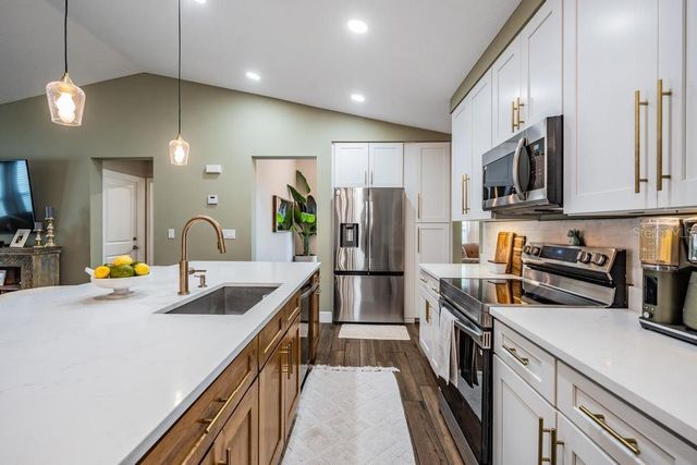 106 1ST AVENUE NE, Lutz, FL 33549