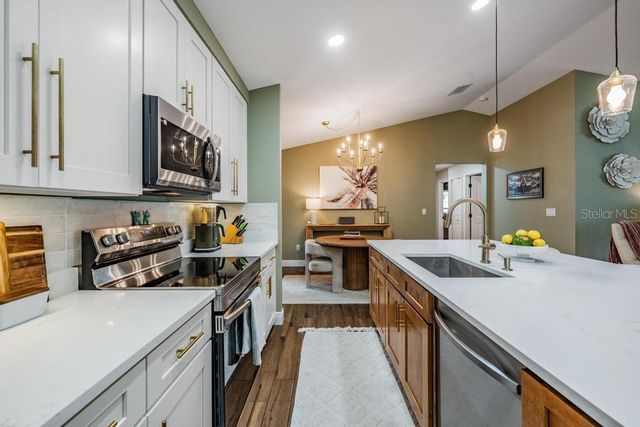 106 1ST AVENUE NE, Lutz, FL 33549