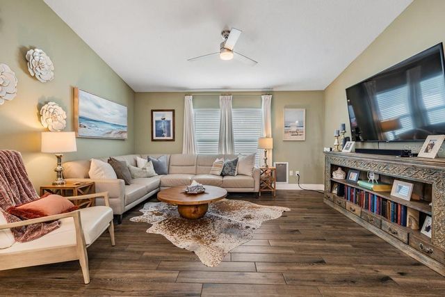 106 1ST AVENUE NE, Lutz, FL 33549