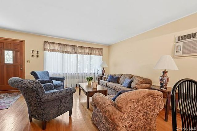 152 Nassau Drive, Albertson, NY 11507
