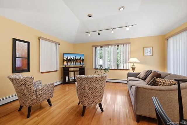 152 Nassau Drive, Albertson, NY 11507