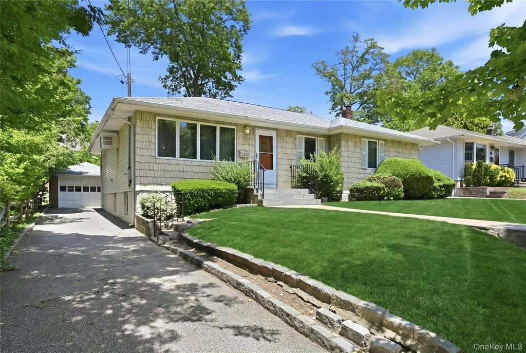 152 Nassau Drive, Albertson, NY 11507