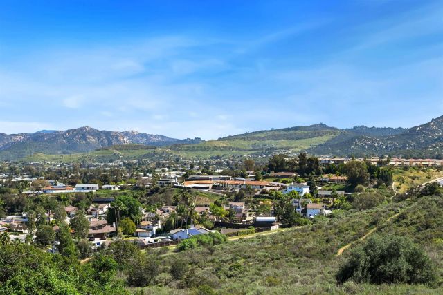 12437 Ridgeton Dr, Lakeside, CA 92040