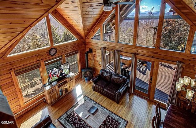 960 High Mountain Way, Gatlinburg, TN 37738