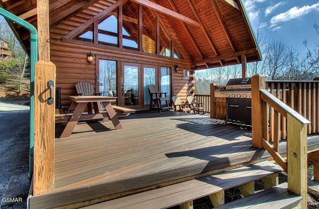 960 High Mountain Way, Gatlinburg, TN 37738