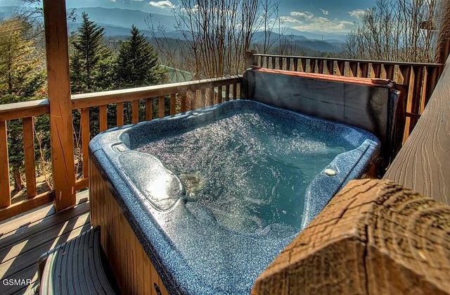 960 High Mountain Way, Gatlinburg, TN 37738