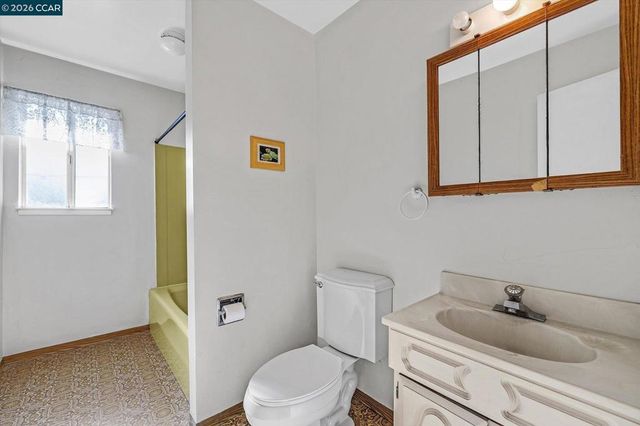 2075 Costa Ct, Pinole, CA 94564