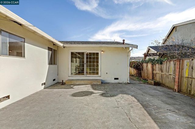 2075 Costa Ct, Pinole, CA 94564