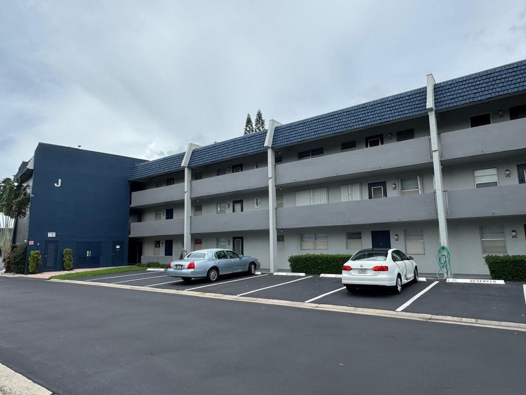 7797 Golf Circle Dr 304, Margate, FL 33063