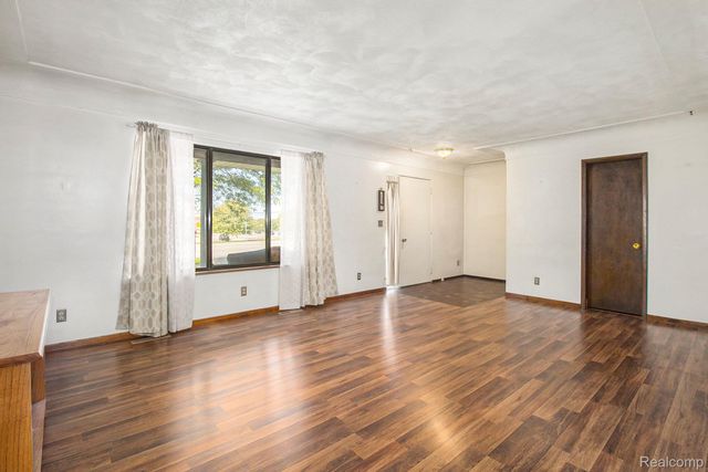 5037 W Court Street, Flint, MI 48532