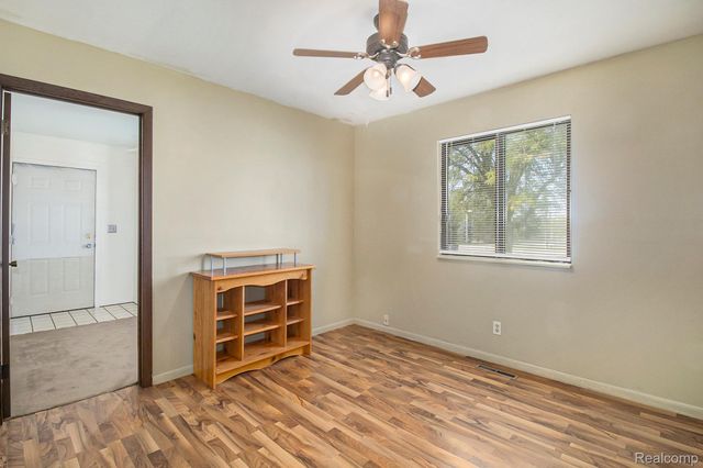 5037 W Court Street, Flint, MI 48532