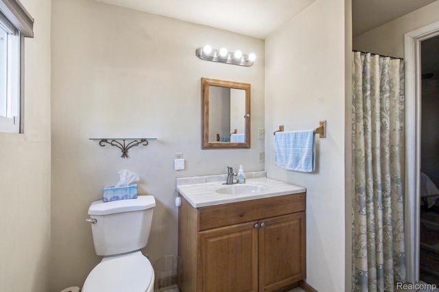 5037 W Court Street, Flint, MI 48532