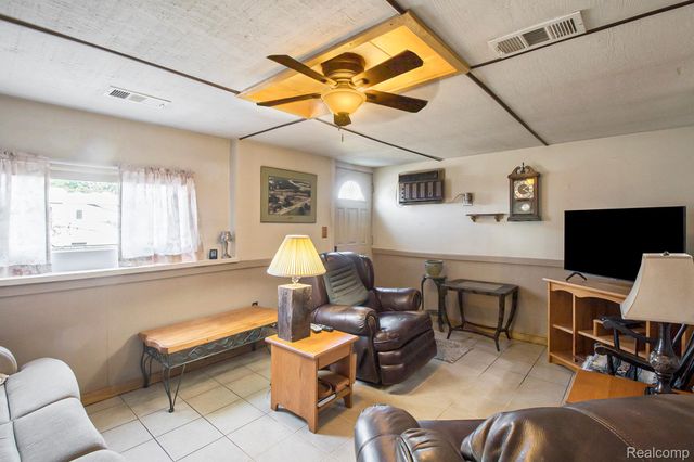 5037 W Court Street, Flint, MI 48532