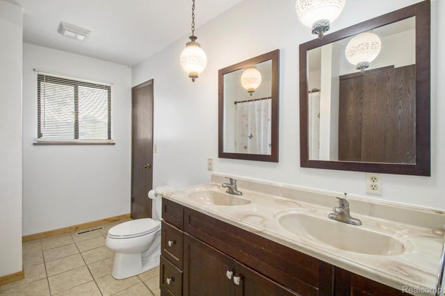 5037 W Court Street, Flint, MI 48532