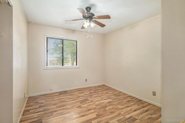 5037 W Court Street, Flint, MI 48532